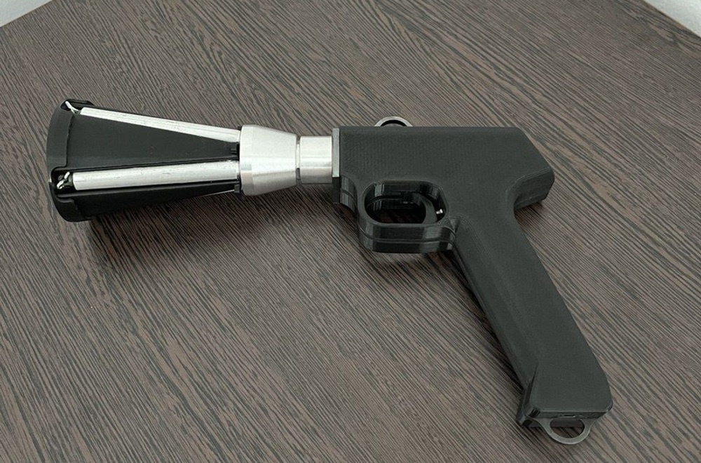 Сеткомет "Паук" внешне выглядит совсем неугрожающе. Он скорее напоминает игрушечный пистолет для стрельбы шариками для пинг-понга. 