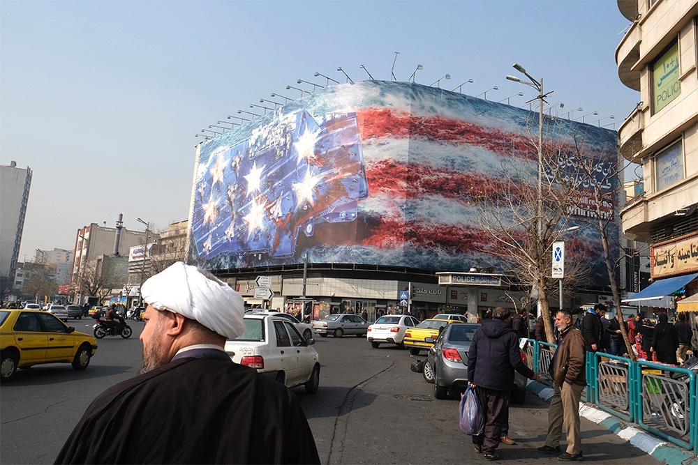 На центральной площади Тегерана - огромный щит с изображением горящего авианосца в цветах американского флага. На плакате слоган: "Если посеешь ветер, пожнешь бурю" - на персидском и  английском языках.