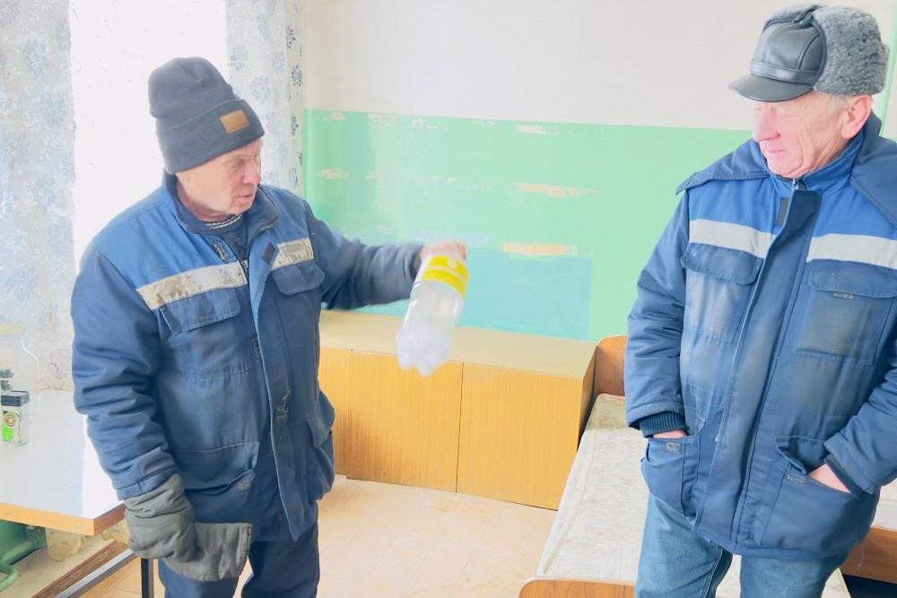 Забытая у батареи бутылка с водой превратилась в "кеглю" изо льда.