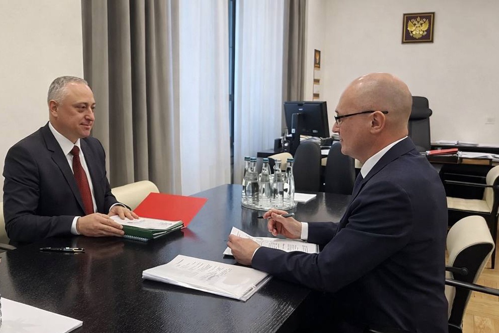 Бадра Гунба (слева) и Сергей Кириенко договорились о продлении сроков перетока электроэнергии из РФ в Абхазию