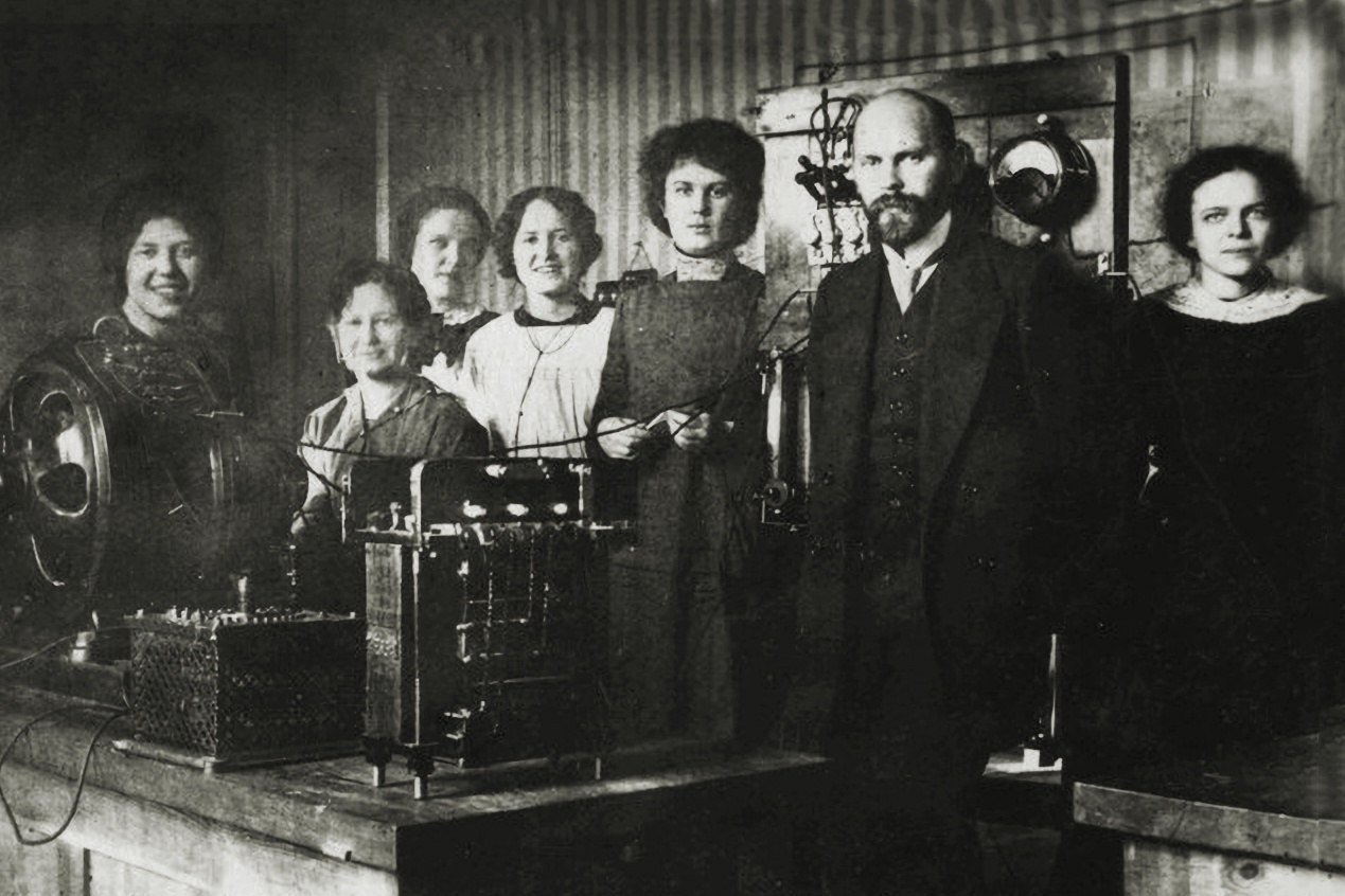 Группа слушательниц Высших женских политехнических курсов с преподавателем в учебном кабинете. 1906-1911 Группа слушательниц Высших женских политехнических курсов с преподавателем в учебном кабинете. 1906-1911