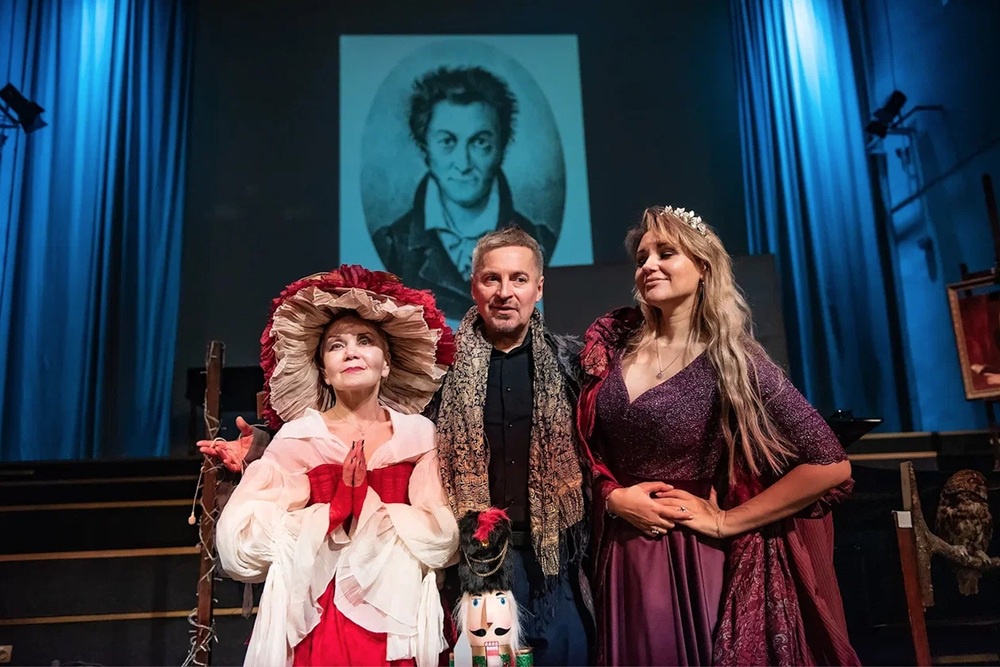 Дмитрий Минченок с Евдокией Германовой и Еленой Терентьевой после премьеры в Калиниградском соборе им. Канта.