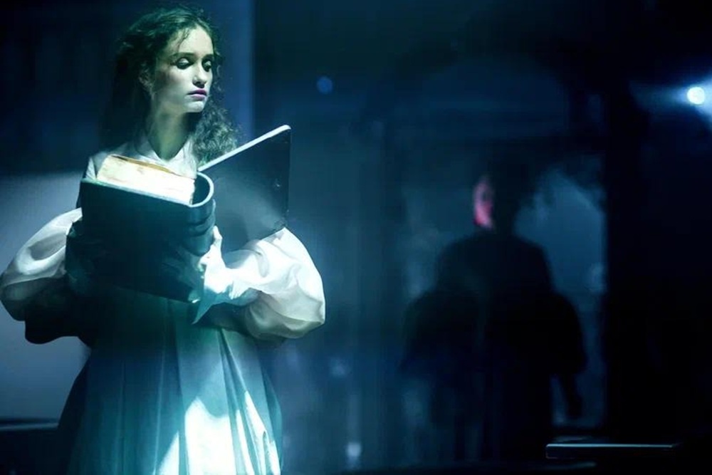 Даша (Варвара Насибулина) ищет любви, а находит загадочную книгу. 