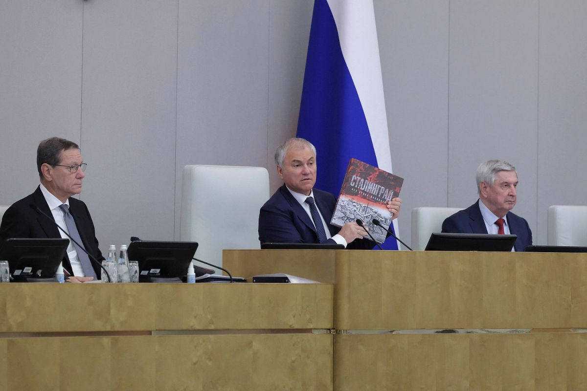 Пердседатель Госдумы  Вячеслав Володин вручил каждому депутату по экземпляру книги "Сталинград. Без срока давности".