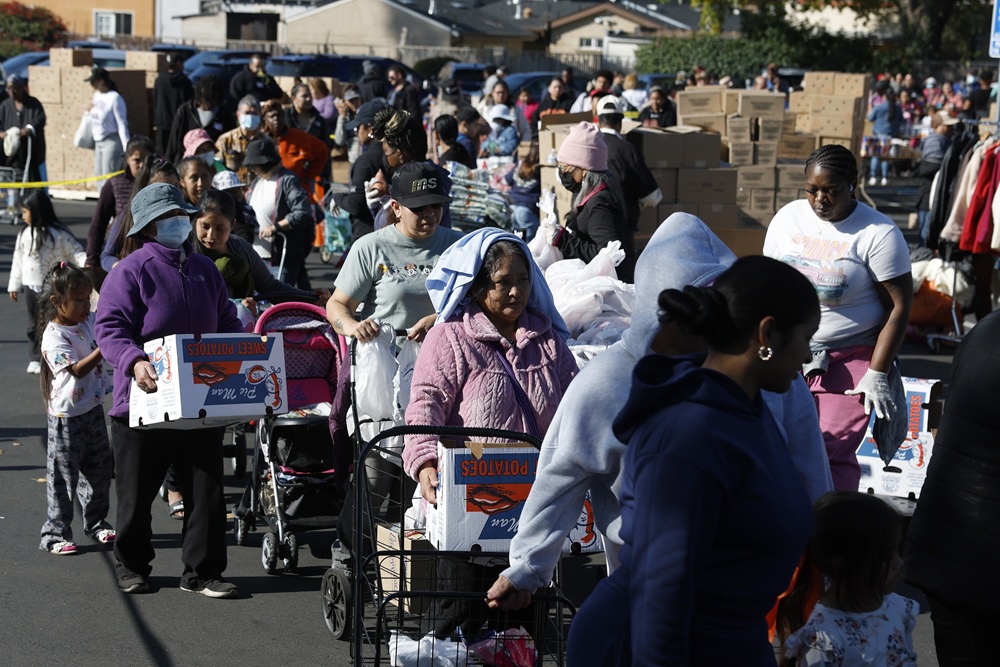 Сотни тысяч американцев стояли в очередях за бесплатной едой во время шатдауна осенью прошлого года. 