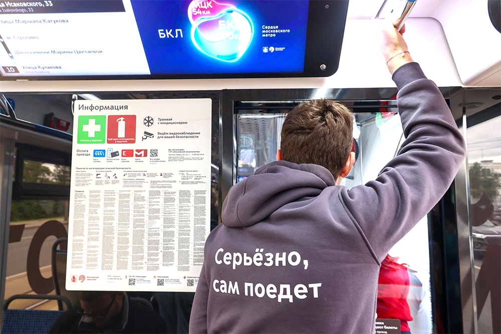 Первый трамвай-беспилотник уже перевозит пассажиров на северо-западе города по маршруту № 10.