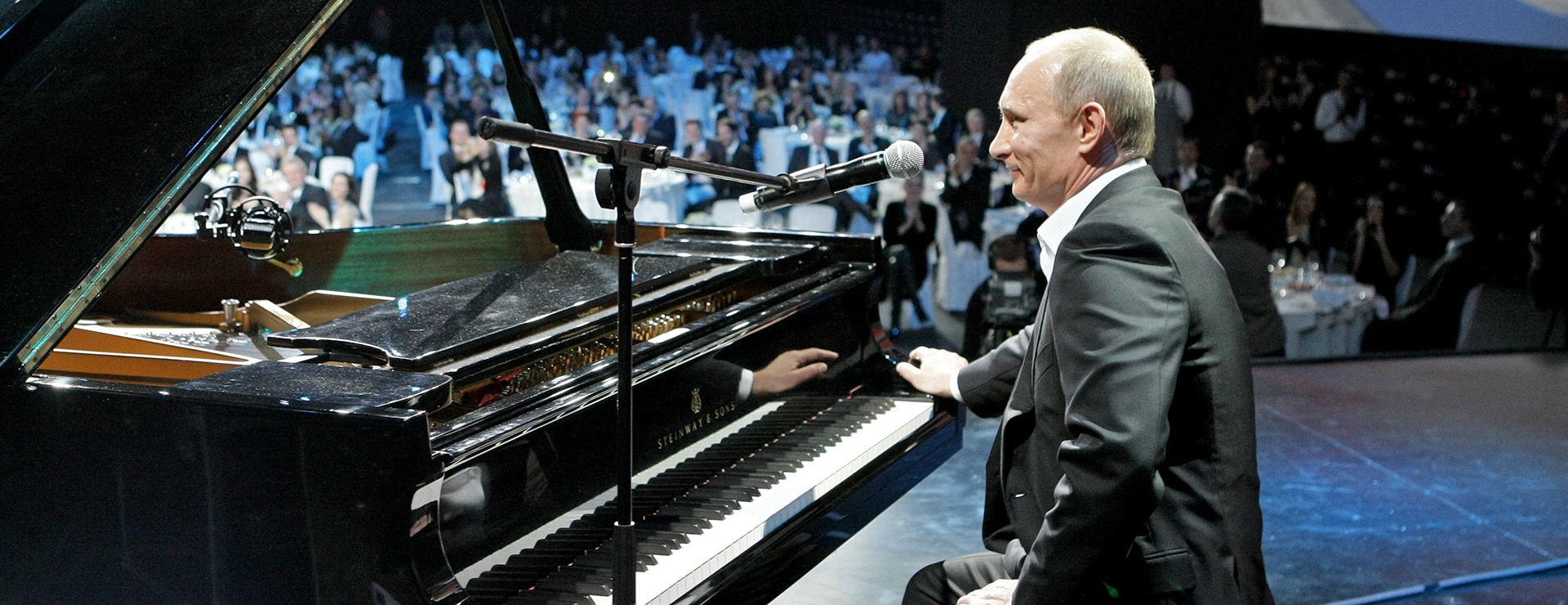 Санкт-Петербург. Владимир Путин играет на рояле на благотворительном концерте. 