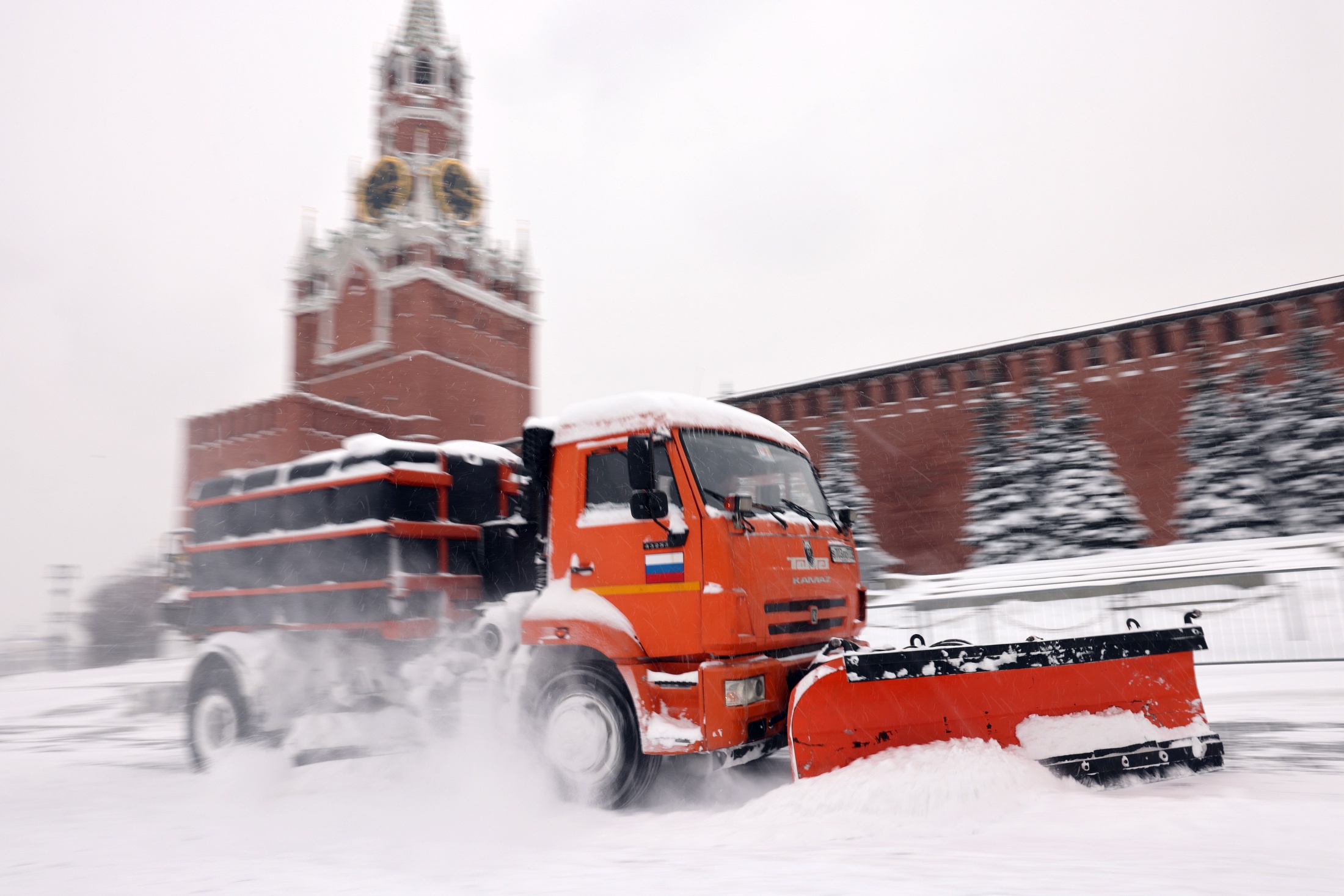 Коммунальщики в эти дни работают в круглосуточном режиме.