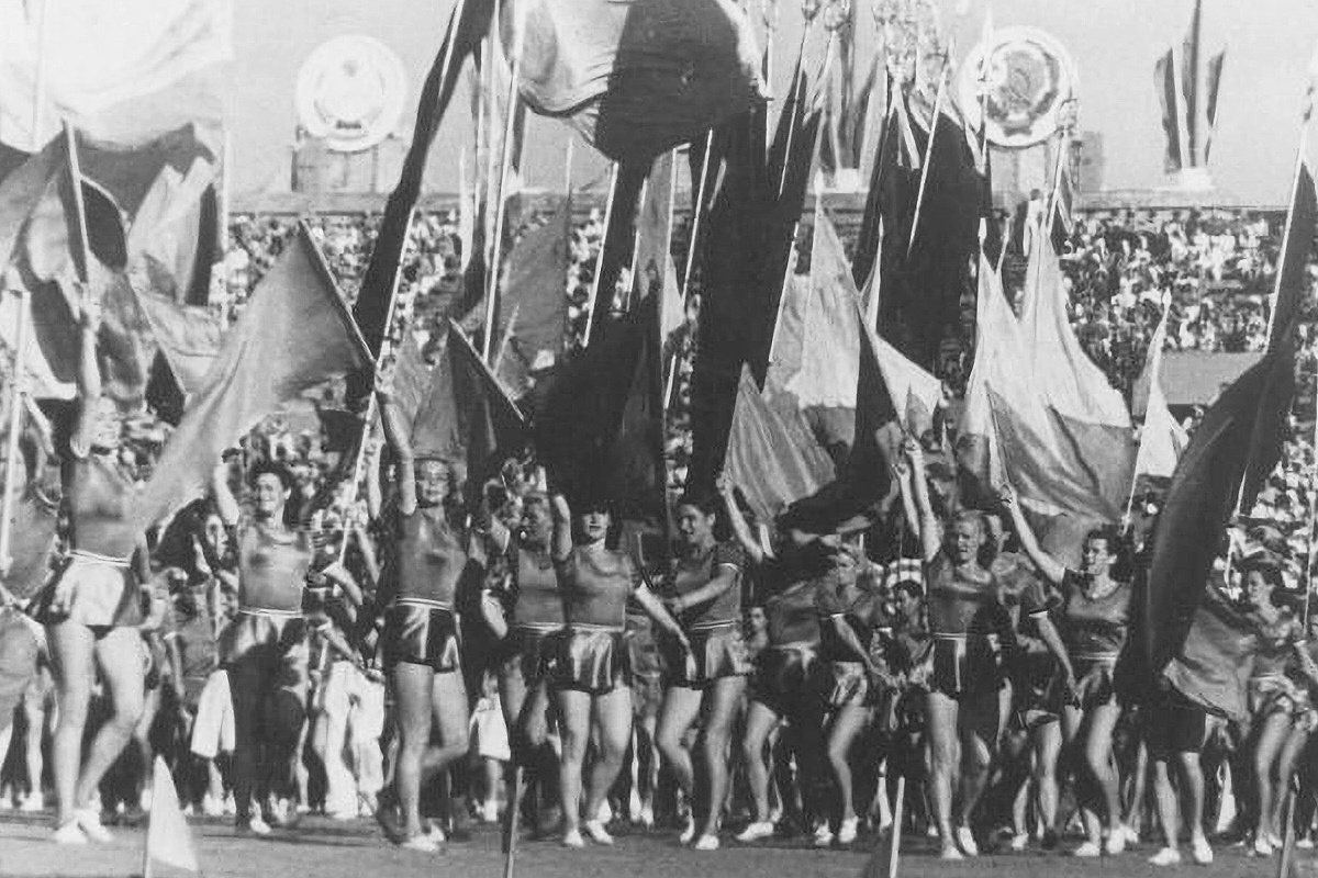 Выступление делегации института Лесгафта на физкультурном параде. 1946 Выступление делегации института Лесгафта на физкультурном параде. 1946