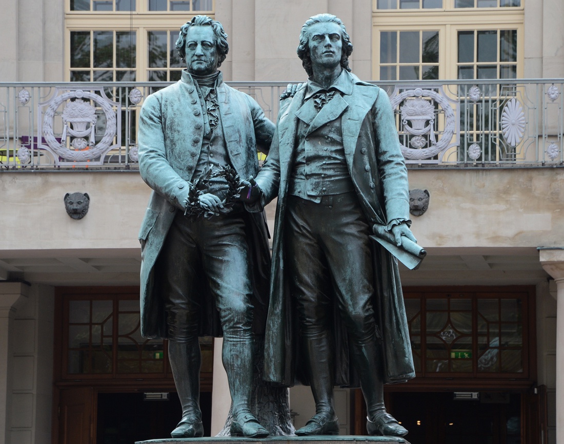 Памятник Иоганну Вольфгангу Гете и Фридриху Шиллеру перед зданием Немецкого национального театра в Веймаре