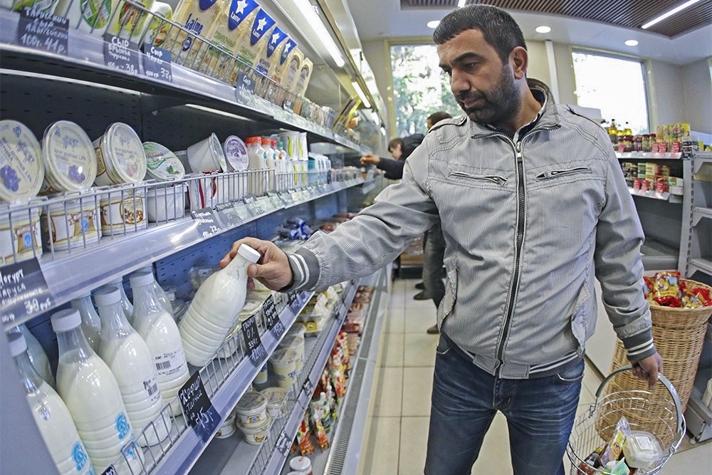На фоне удорожания натуральной молочной продукции спрос смещается к более дешевым товарам.