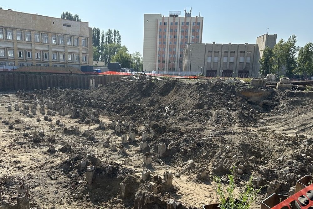 Липецкий арбитраж по иску прокуратуры признал недействительным разрешение на строительство 26-этажного дома на месте гостиницы "Турист" в центре Липецка. Липецкий арбитраж по иску прокуратуры признал недействительным разрешение на строительство 26-этажного дома на месте гостиницы "Турист" в центре Липецка.