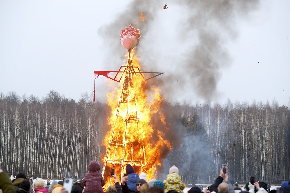 В прошлом году чучело Масленицы сделали высотой 18 метров.
В этом обещают рекорд побить.