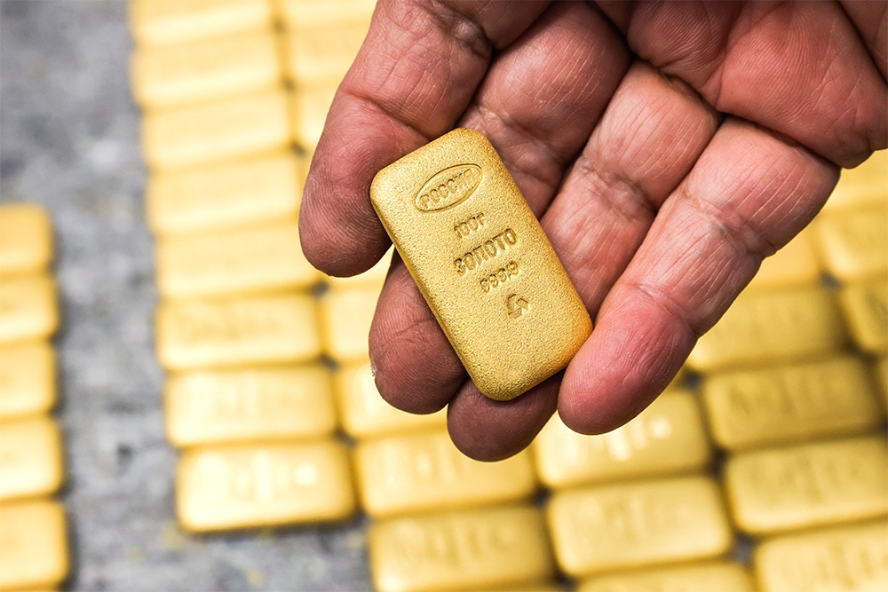 Вероятное решение об ограничении вывоза золота в слитках принимается на фоне рекордного роста цены на драгметалл.