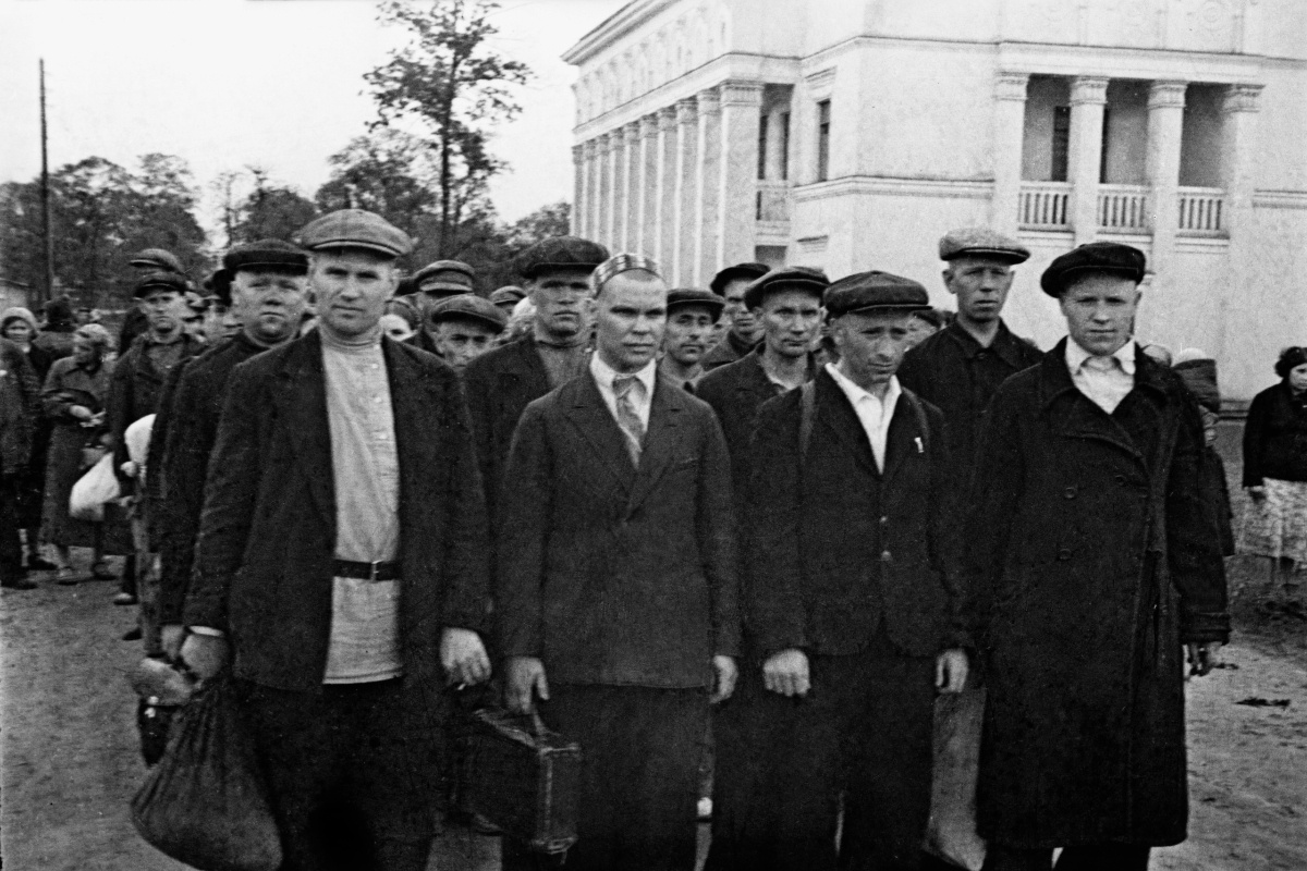 Горьковчане отправляются на фронт со стадиона "Водник" в 1941-м году.