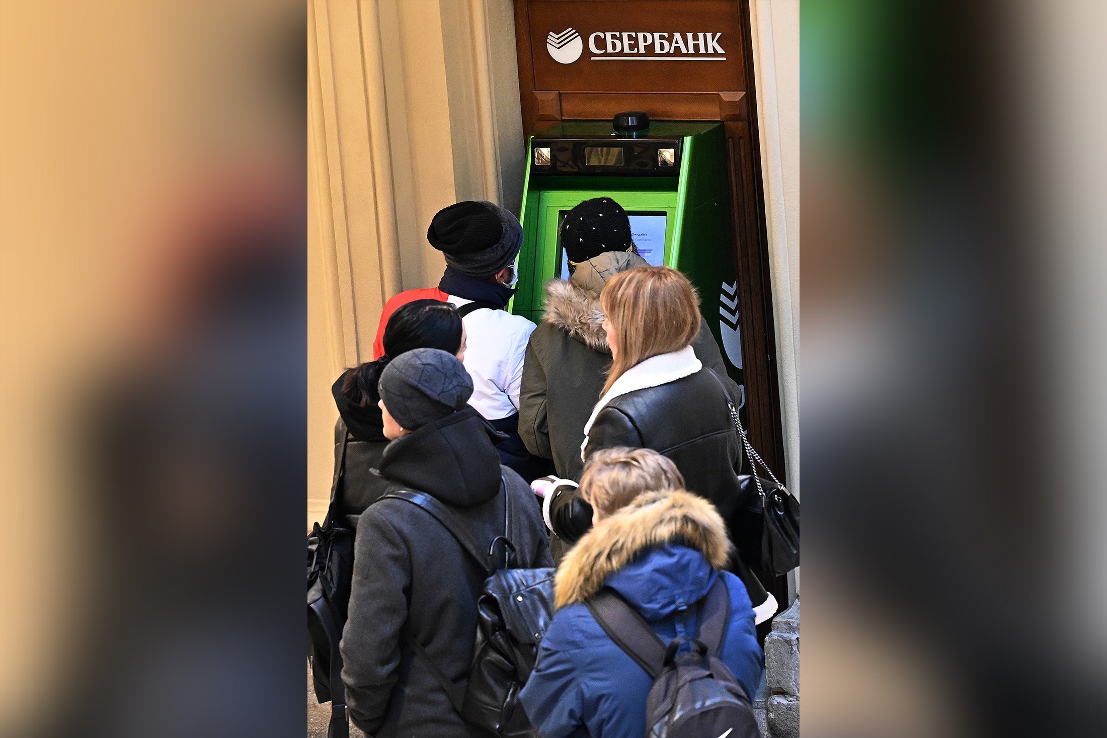 Объем наличных денег на руках у россиян вырос, а вместе с ним повысилась и потребность в банкоматах, которые работают даже в периоды временных отключений мобильного интернета.