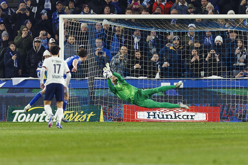 Матвей Сафонов зарекомендовал себя как мастер по отражению ударов с "точки". 