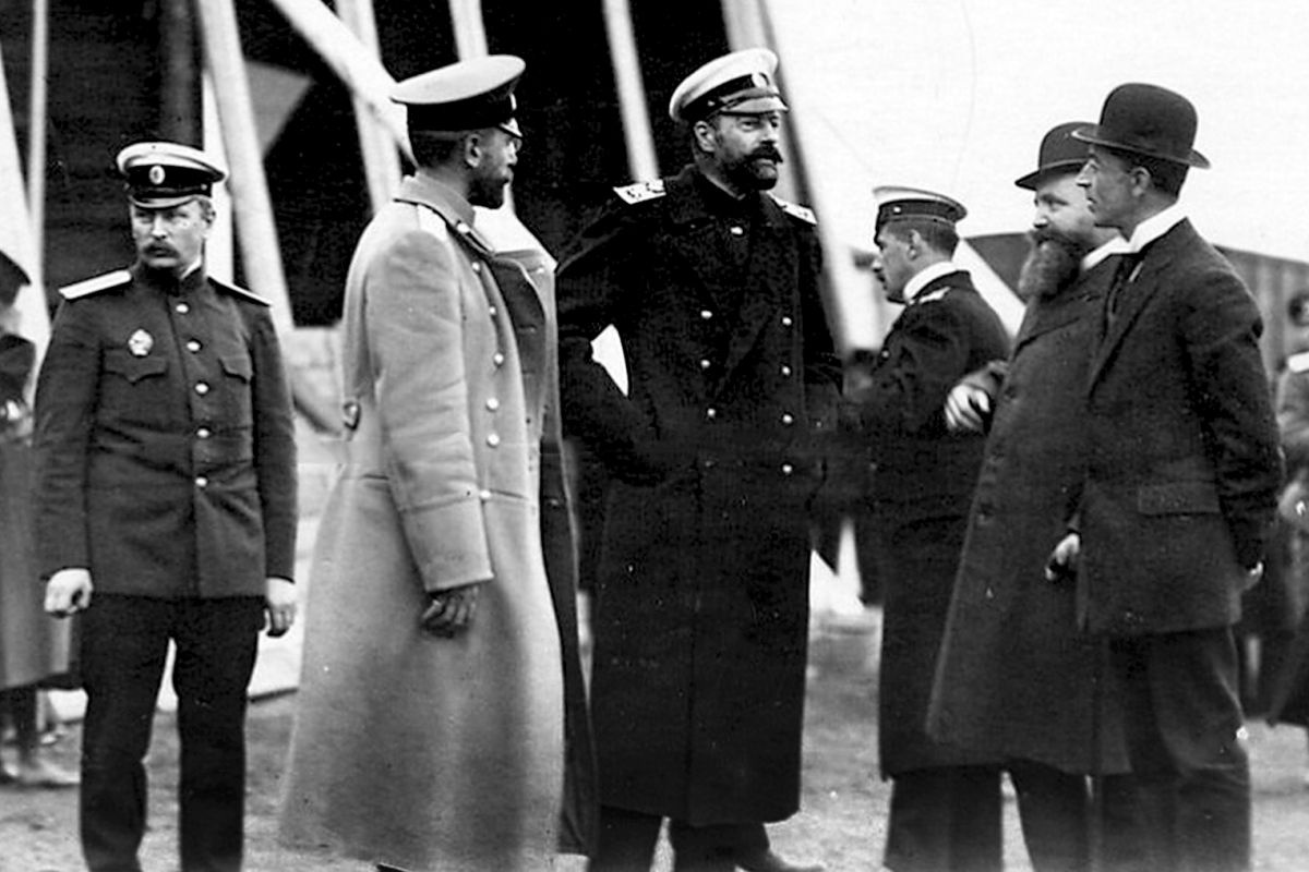 Великий князь Александр Михайлович на аэродроме на Комендантском поле в Санкт-Петербурге. Справа в котелке на переднем плане Сидней Рейли. 1910 г. Великий князь Александр Михайлович на аэродроме на Комендантском поле в Санкт-Петербурге. Справа в котелке на переднем плане Сидней Рейли. 1910 г.
