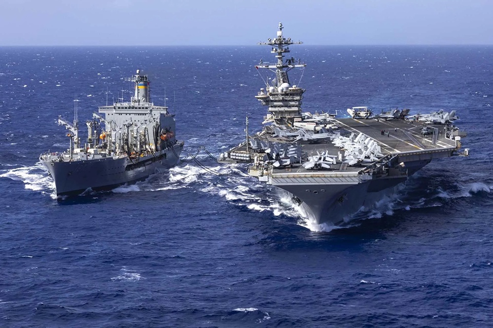 Авианосец "Авраам Линкольн" входит в ударную группу ВМС США, размещенную у берегов Ирана. 