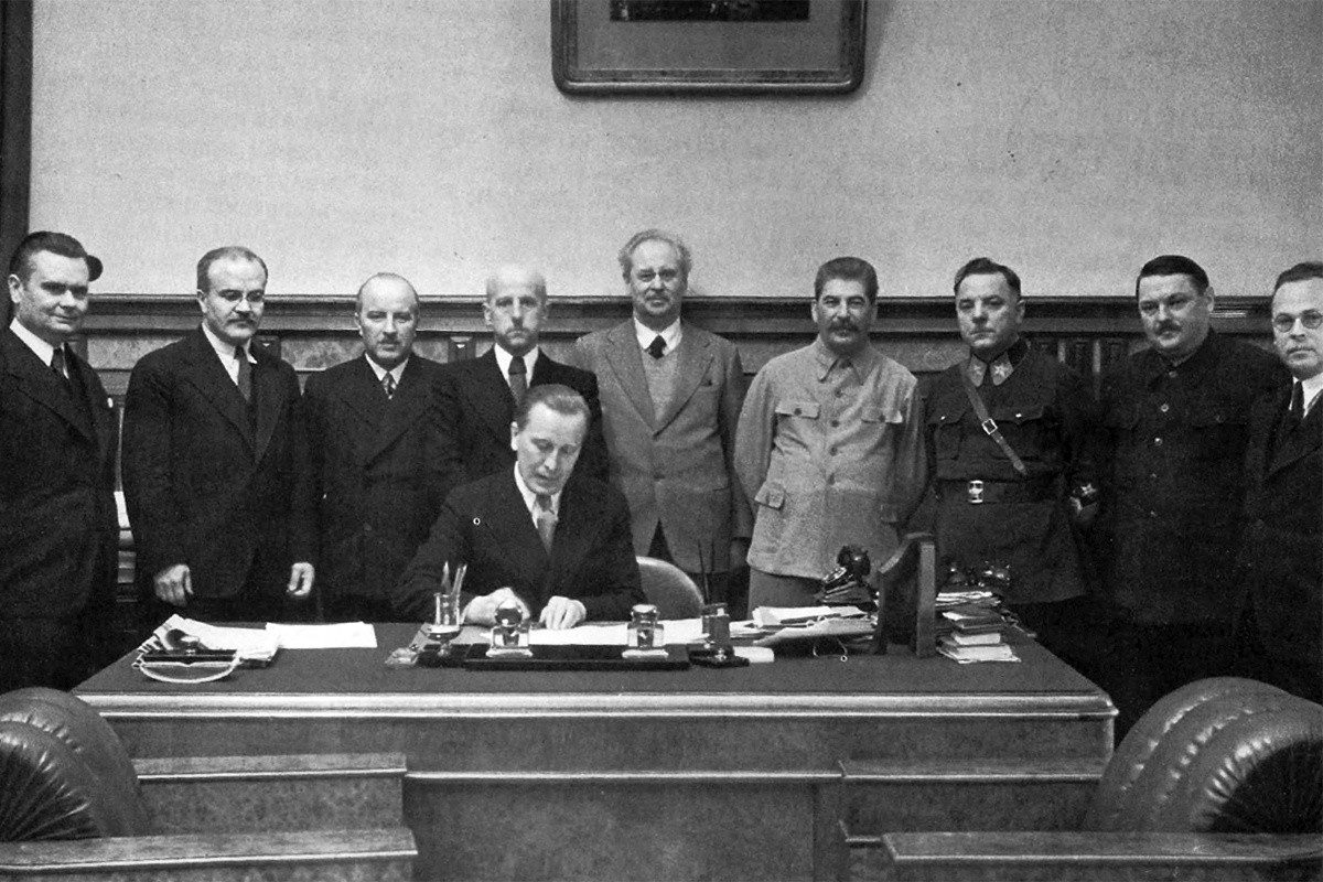 Подписание министром иностранных дел Литвы Ю. Урбшисом советско-литовского договора о передаче Советским Союзом города Вильно и Виленской области Литовской Республике. Октябрь 1939 г. Подписание министром иностранных дел Литвы Ю. Урбшисом советско-литовского договора о передаче Советским Союзом города Вильно и Виленской области Литовской Республике. Октябрь 1939 г.