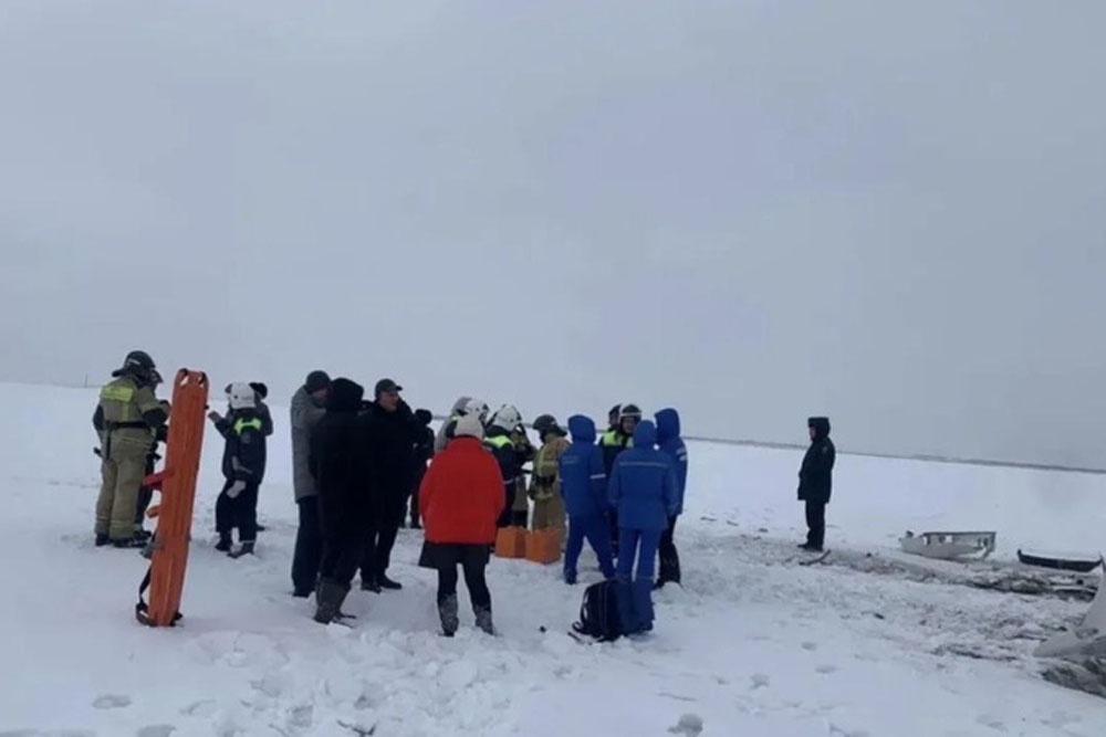 На месте трагедии работают оперативные службы.