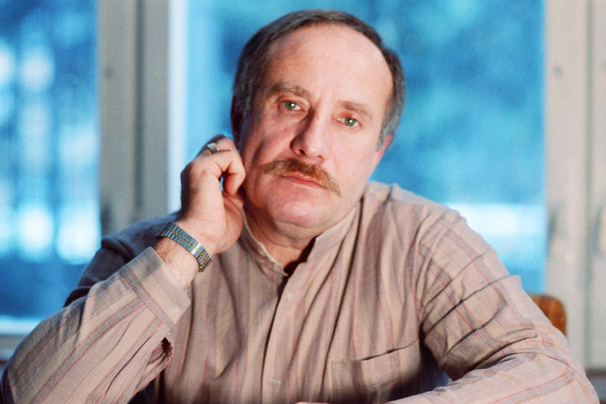 Эдуард Володарский: "Нельзя просто взять и стать сценаристом. Надо стать прежде всего писателем" Эдуард Володарский: "Нельзя просто взять и стать сценаристом. Надо стать прежде всего писателем"