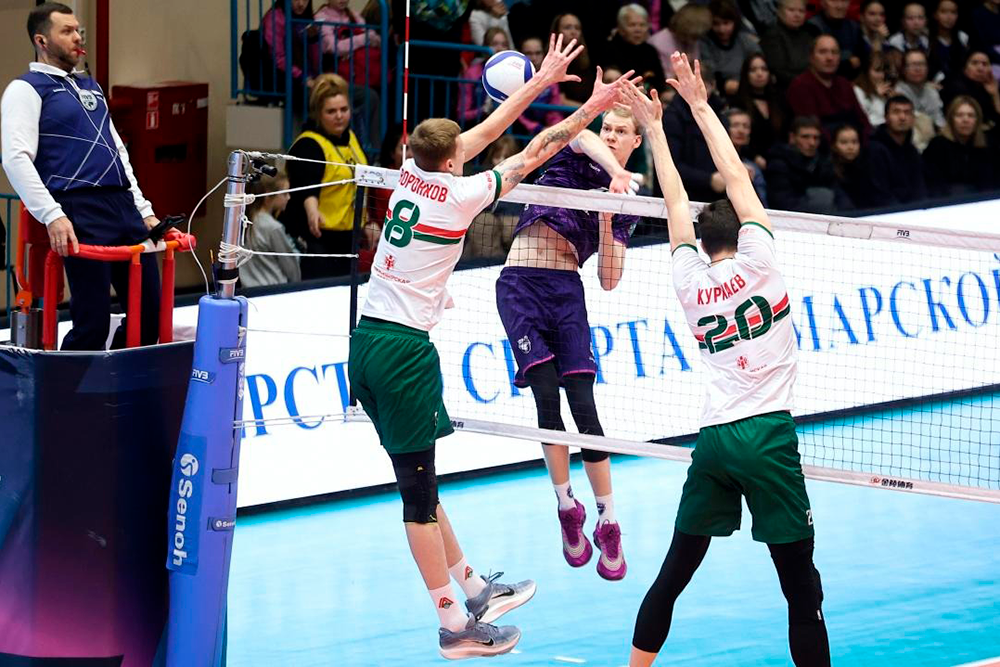 Николай Зубов пробивает двойной блок сибирской команды.