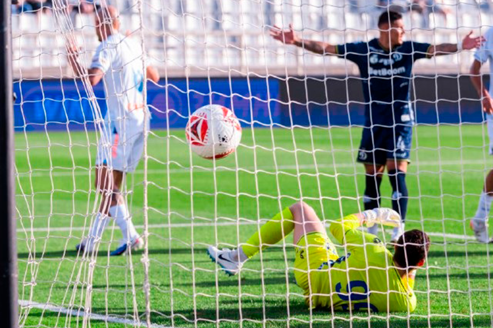 есмотря на жаркую погоду в Абу-Даби, футболисты стараются радовать зрителей яркой игрой и голами.