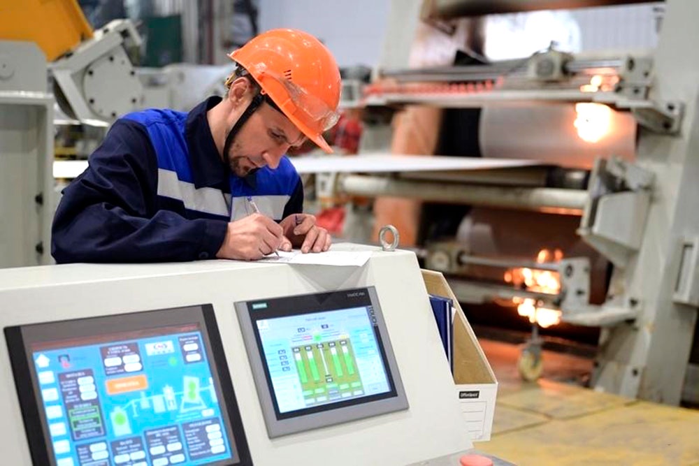 Производство сверхтонкой фольги контролирует современное оборудование.