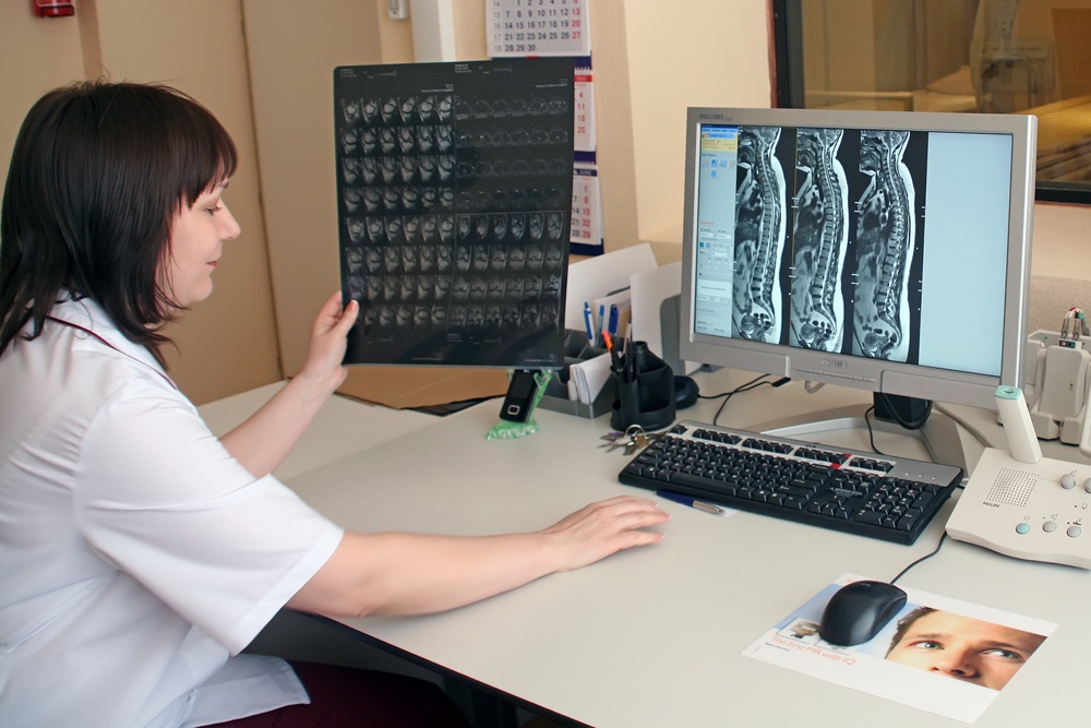 МРТ дает возможность получить четкие и детализированные изображения мягких тканей, сосудов и внутренних органов.