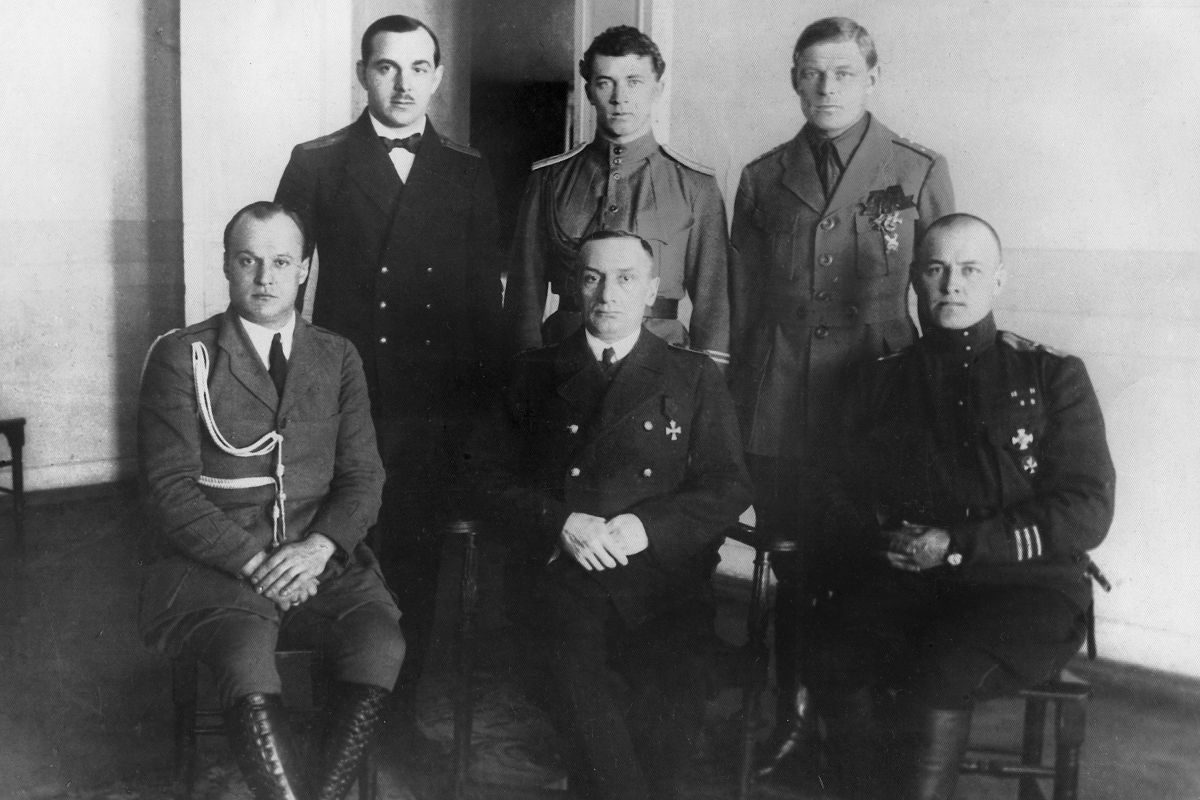 Сидят (слева направо): ротмистр В.В. Князев, адмирал А.В. Колчак и капитан А.Н. Удинцев. Стоят: ст. лейтенант Г.М. Сазонов, поручик В.С. Матвеев и поручик Л.И. Огрохин. Сидят (слева направо): ротмистр В.В. Князев, адмирал А.В. Колчак и капитан А.Н. Удинцев. Стоят: ст. лейтенант Г.М. Сазонов, поручик В.С. Матвеев и поручик Л.И. Огрохин.