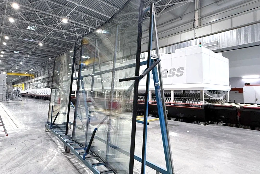 С момента пуска новой линии компания изготовила более 10 тысяч квадратных метров изогнутого стекла для разных объектов. С момента пуска новой линии компания изготовила более 10 тысяч квадратных метров изогнутого стекла для разных объектов.