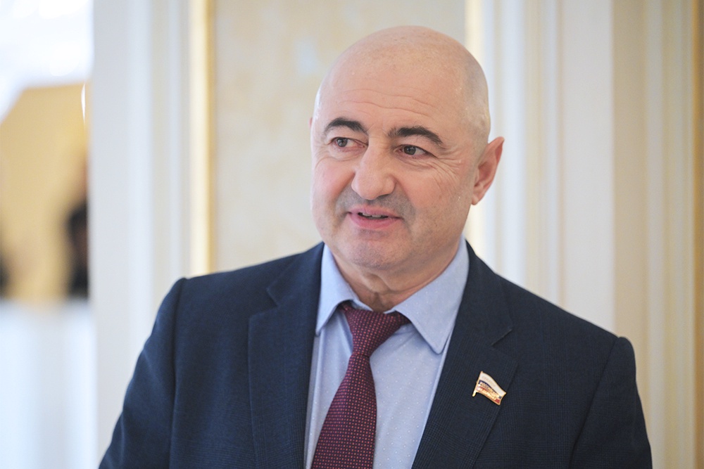 Полномочия сенатора Александра Вайнберга заканчивались только в сентябре, он попросил снять их. Полномочия сенатора Александра Вайнберга заканчивались только в сентябре, он попросил снять их.