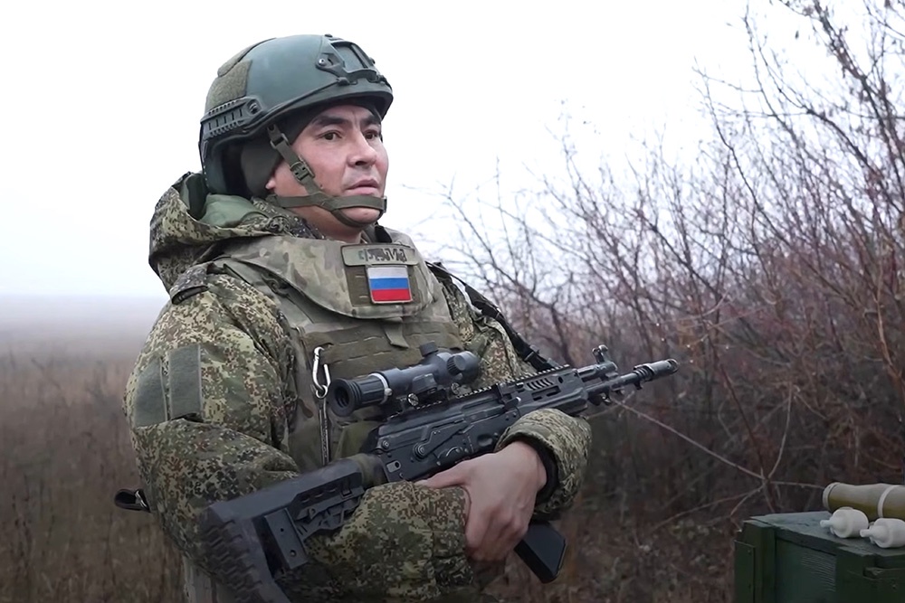 Сапер 30-й мотострелковой бригады гвардии ефрейтор Афанасий Лонгортов отвечает за подготовку боевой части беспилотников. Проще говоря, подвешивает к дронам снаряды (на фото справа), как правило, выстрелы осколочные гранатометные, или "ВОГи", как их кличут в войсках. Боец отмечает, что БПЛА-системы изменились до неузнаваемости. "То, что год назад казалось пределом возможностей, сейчас стало нормой. Боевые части совершенствуются, взрыватели стали надежнее, а конструкции дронов - мощнее", - отмечает Афанасий.