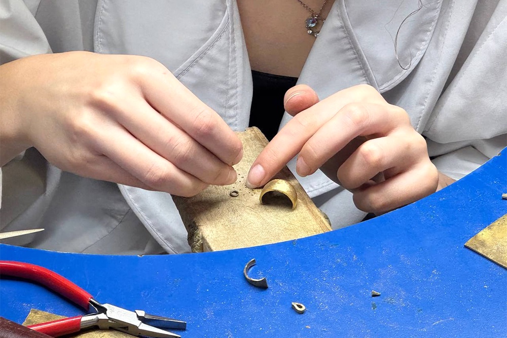 Сначала студенты работают с фианитами, а позже переходят к обработке настоящих алмазов.