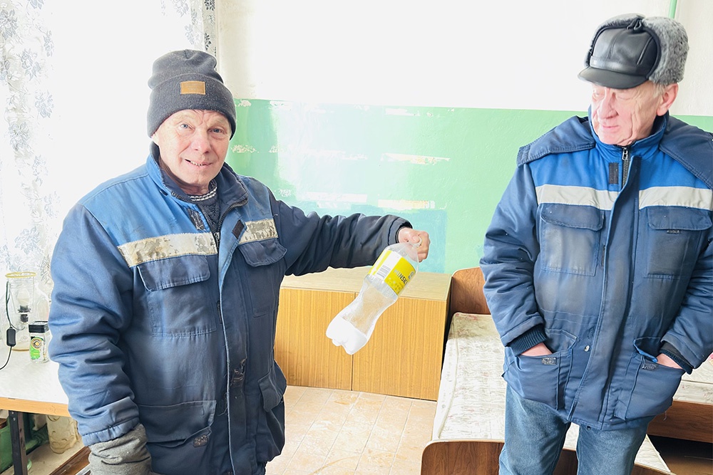 Комната отдыха водителей. Холодно так, что вода в бутылке стала льдом.