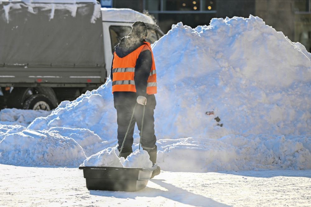 Одна из основных причин того, что в городах не могут оперативно справиться с последствиями снегопадов, - дефицит рабочих рук.