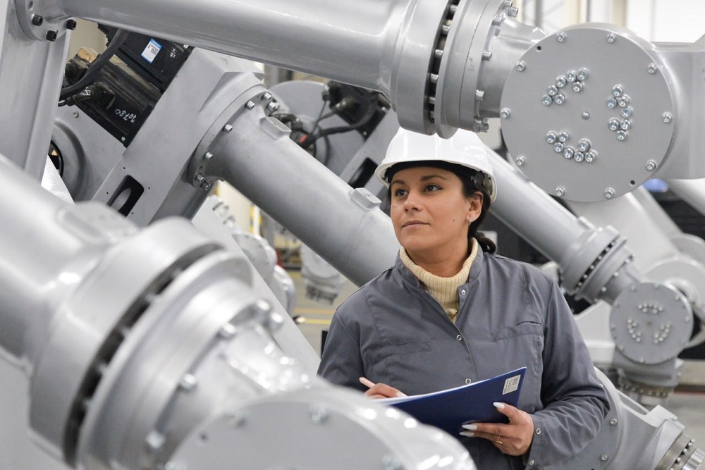 Промышленные роботыманипуляторы широко используются на машиностроительных заводах