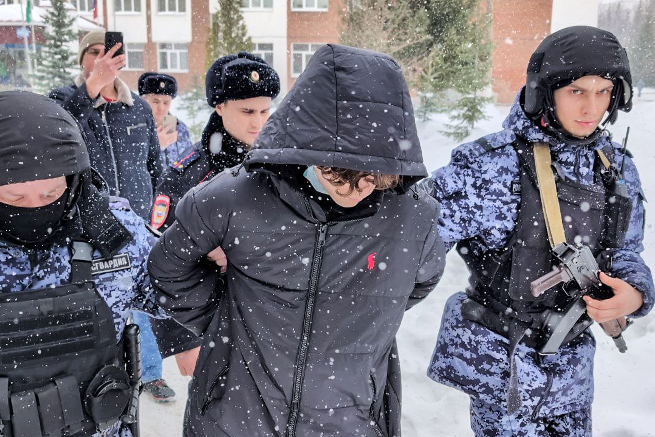 Сотрудники полиции и Росгвардии в течение пяти минут приехали в школу и задержали девятиклассника.