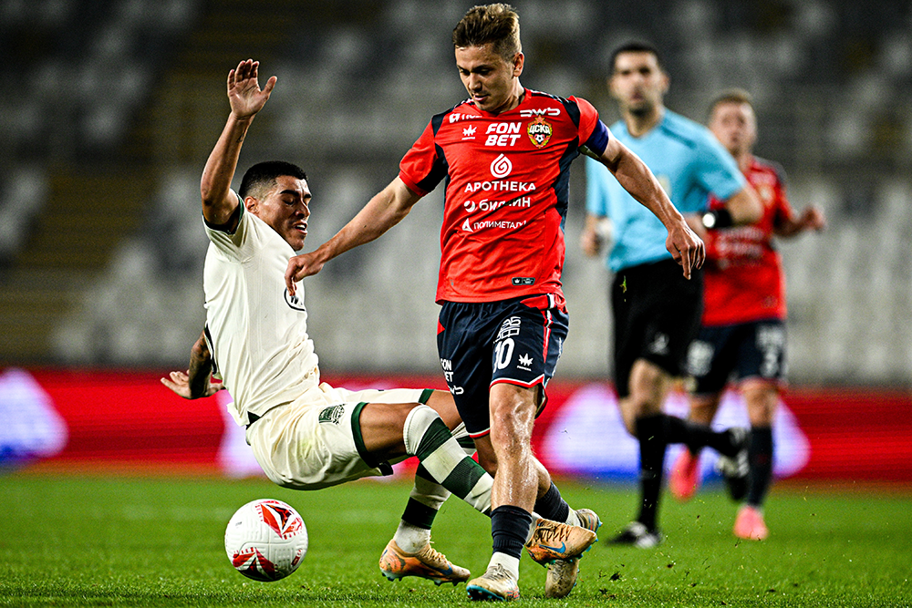 Футболисты "Краснодара" (в светлой форме) и ЦСКА не щадили друг друга, словно речь идет об официальном матче. 