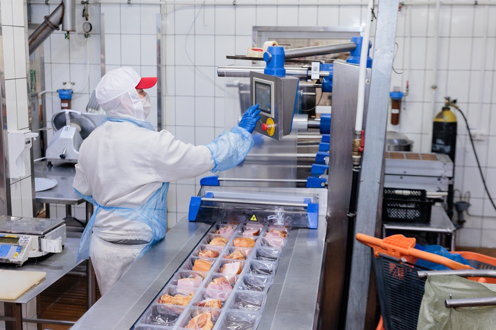 Современное упаковочное оборудование позволяет увеличить сроки хранения мясной продукции, сохранив при этом ее качество.