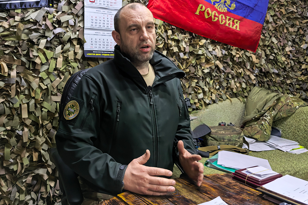 Командир разведывательно-штурмового отряда "Крым" (позывной Карагоз) говорит, что наступать удается пока медленно, но уверенно.