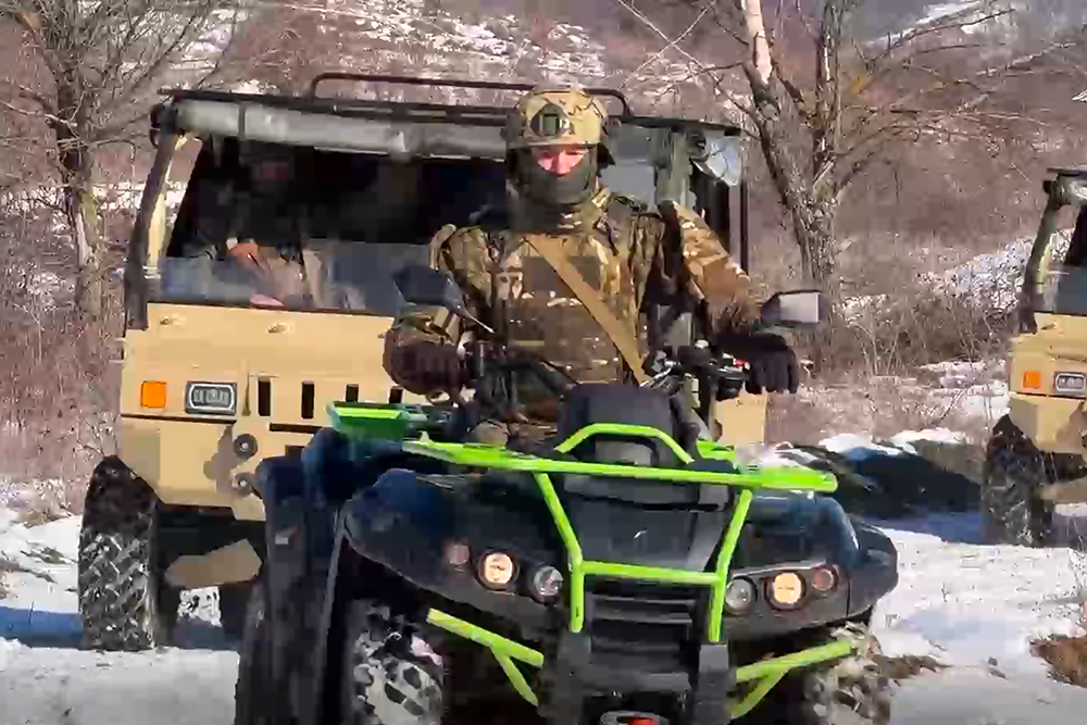 На полигоне бойцов обучают применению мотовездеходов типа "Багги" и квадроциклов. Это сегодня основные виды транспорта, наравне с дронами, выполняющие функции обеспечения размещенных на передовой подразделений. "Обучаем военнослужащих, которые заключили первый контракт и после отправятся в зону СВО", - рассказал инструктор с позывным Снег. Новобранцы поупражнялись в преодолении препятствий, имитирующих различные дорожные условия: болотную местность, завалы и минные поля. Кроме того, водители "Багги" научились вести штурм опорников, а также осуществлять подвоз боеприпасов и продовольствия.