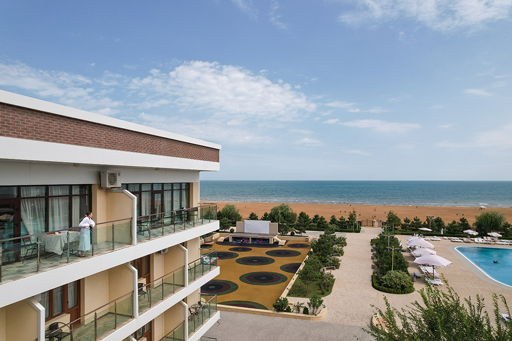 Над обликом курорта работала большая команда проектировщиков, архитекторов и дизайнеров.