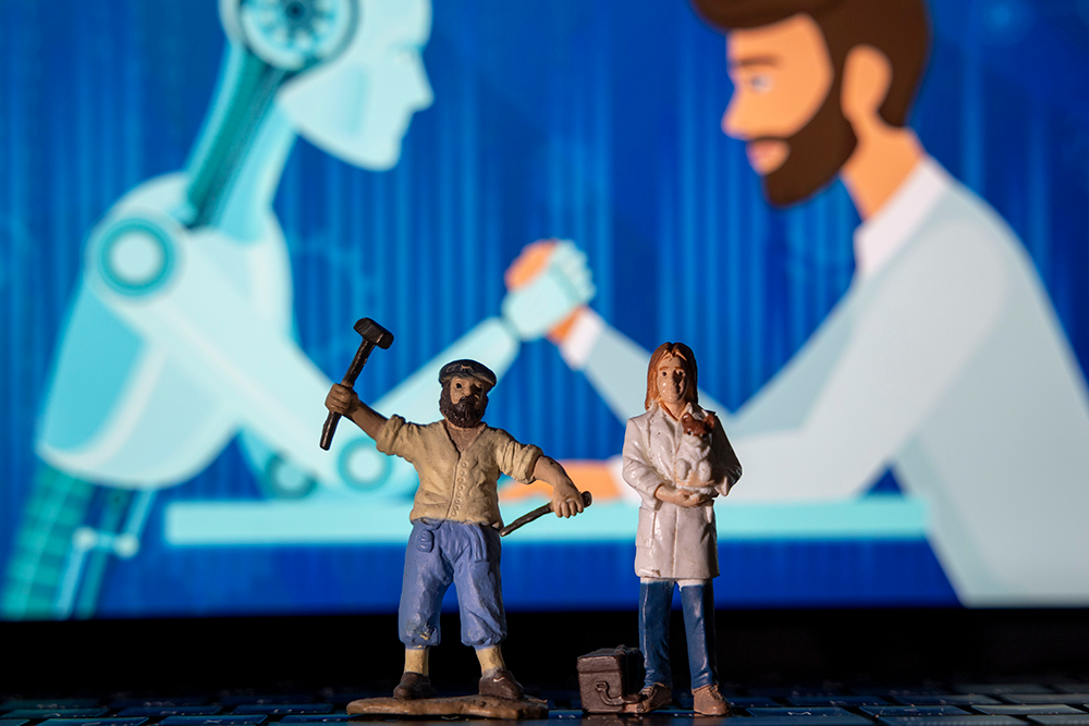 Развитие ИИ привело к появлению новых профессий, например, AI-тренеров и нейрокреаторов.