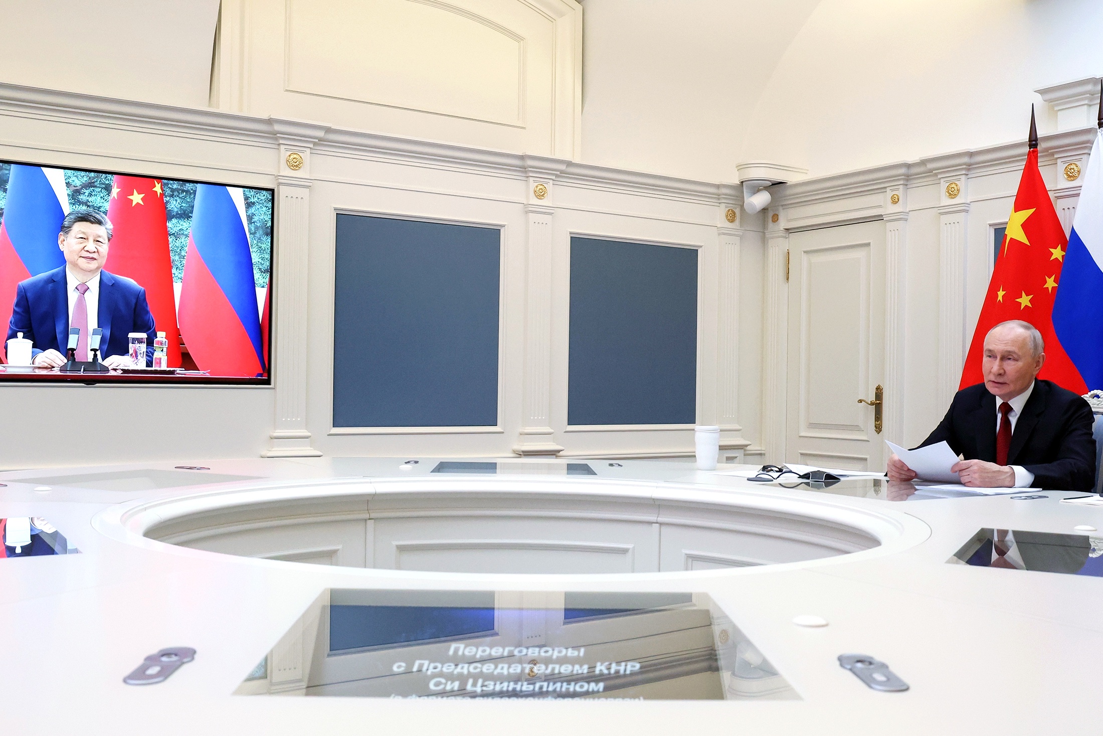 Как рассказал помощник президента РФ Юрий Ушаков, разговор лидеров продолжался 1 час 25 минут и был прямой, доверительный, теплый и дружеский.