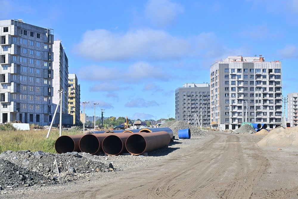 На месте пустырей и снесенных бараков в Хабаровске возводят современные жилые комплексы.