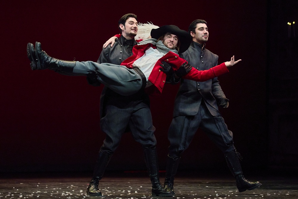 Cцену в "Гамлете" оставили полупустой, чтобы не прятать актеров за декорациями.