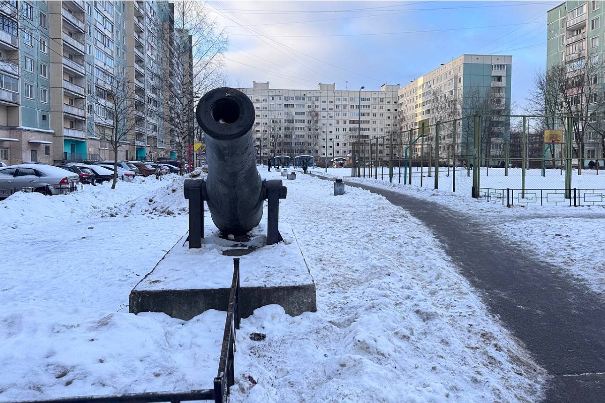 Пушка более 40 лет украшала двор в Петербурге; о ее исторической ценности никто и не догадывался.