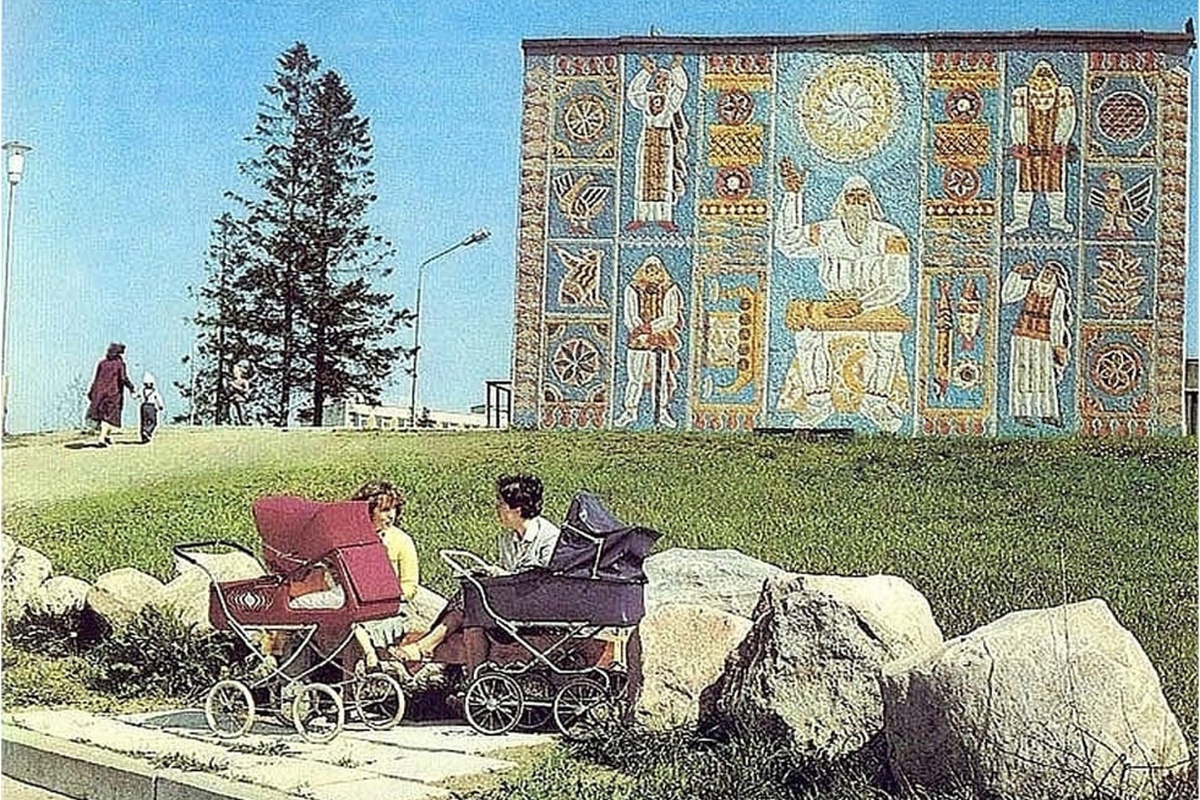 В советское время панно красиво и ярко смотрелось, но со временем начало разрушаться.